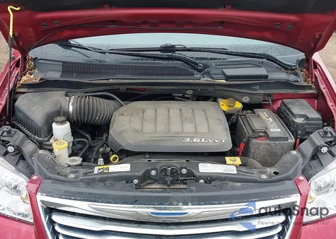 2015 Chrysler Town & Country Touring z USA, uszkodzony, nr VIN 2C4RC1BG8FR697950